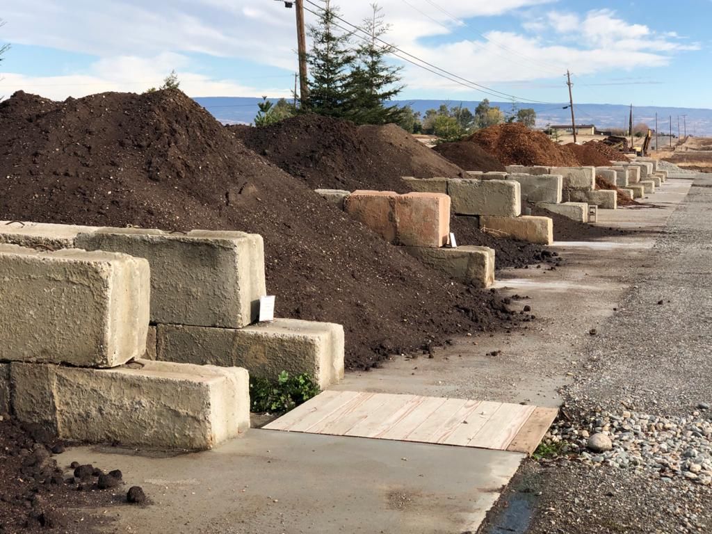KinneyTopsoil's tweet photo. If you're buying bulk #soil, it's important to buy the best! 🌿🌻🌿🌻

#GardenCenter #Landscaping #FamilyOwned #ShopLocal #SoilExperts #ButteCounty #TehamaCounty #VinaCa #LoveGardening #Gardening #Plants #Flowers #organic #fertilizer  #amendments #Cannabisoil #Cannabissupply https://t.co/aafV00xX33