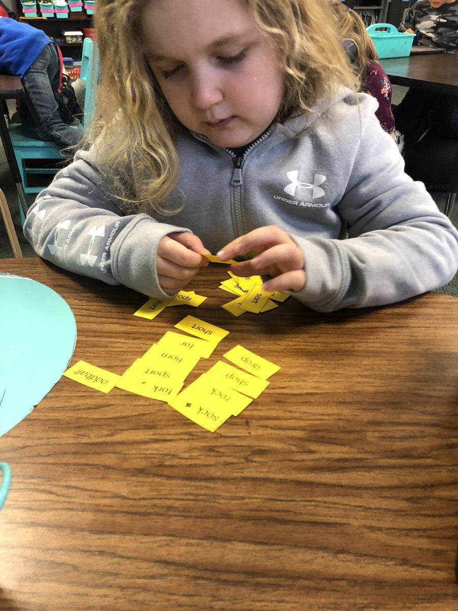 MsHatcher17's tweet photo. Working hard on word sorts today. Love watching these kiddos grow! #teachinginroom105 #wordsort @helloliteracy @CrystalMerck1 @MorganBroncos https://t.co/3rYz3998Z7