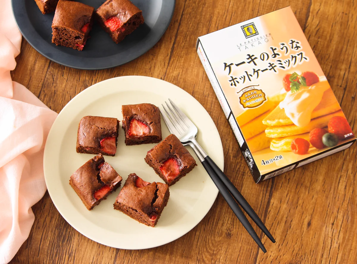 混ぜて焼くだけでお店のような味に！バレンタインの贈り物にもぴったりな「苺ブラウニー」のレシピ！
