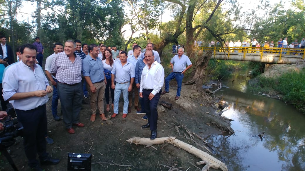 JuanManzurOK's tweet image. Junto al intendente Marcelo Herrera, el delegado comunal Darío Acosta y a todo nuestro equipo de trabajo, supervisamos la construcción de un nuevo puente en Atahona, que permitirá una mejor conectividad a más de 70 familias que viven en cercanías del arroyo La Yuma.