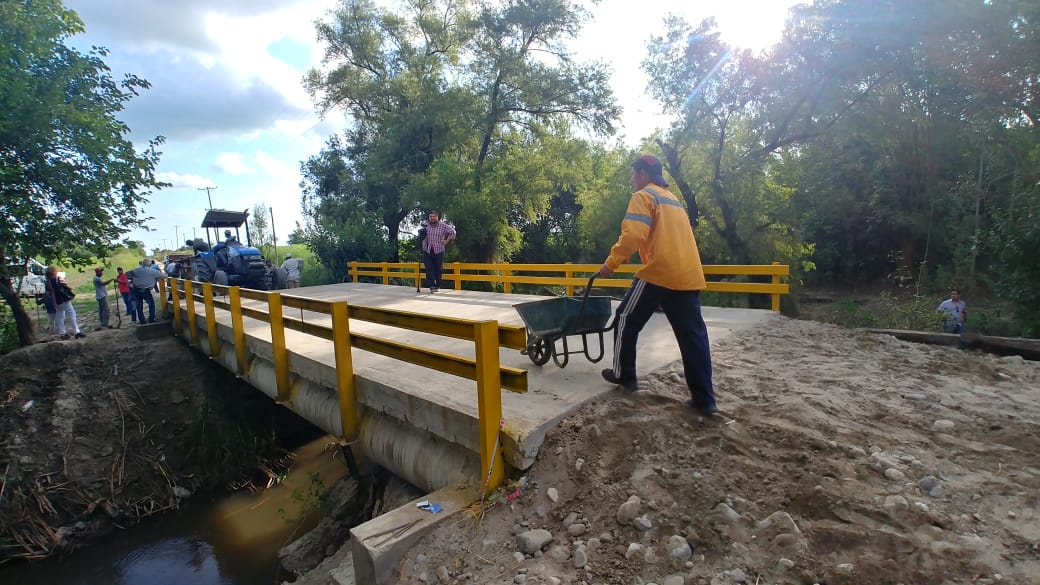 JuanManzurOK's tweet image. Junto al intendente Marcelo Herrera, el delegado comunal Darío Acosta y a todo nuestro equipo de trabajo, supervisamos la construcción de un nuevo puente en Atahona, que permitirá una mejor conectividad a más de 70 familias que viven en cercanías del arroyo La Yuma.