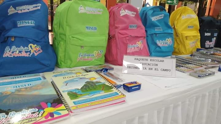 RitaFletes's tweet photo. Salida de más de 1 millón de Paquetes Escolares para el 100% de Docentes y Estudiantes de Educación Inicial, Primaria y Secundaria en el Campo para distribuirse desde el primer día de clases en todo el país. 📚📓✏️
#InformeRed
#2020CantosDeVidaYEsperanza https://t.co/iGErWUgunj