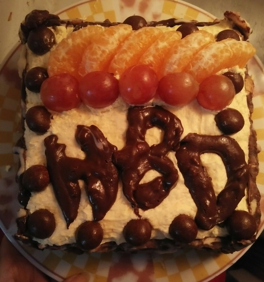 Taraaaa this is it cheese fruit birthday cake by me ( bahasa indonesia : taraa ini adalah itu keju buah kue ulang tahun oleh aku) 
Apaan sih