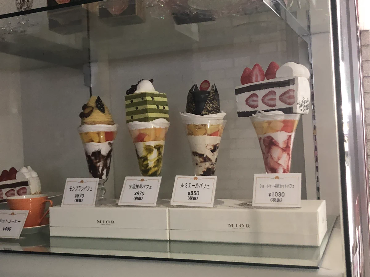 衝撃的な光景！パフェとケーキを合わせた斬新すぎるスイーツが話題
