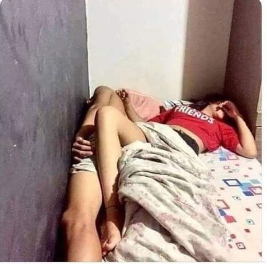 victorrubem1's tweet photo. ela: vamos dormir agarradinho mo
eu: bora

a gente dormindo: https://t.co/E90tylHwBe