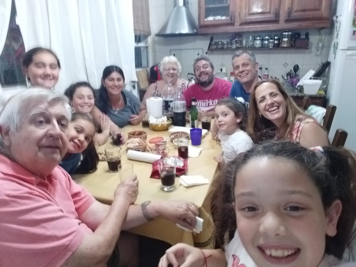 MirandaGabriel's tweet photo. #FestivalPais viendo cosquin en familia!!! Esperando a Abel!!! https://t.co/OD56FlxqbX