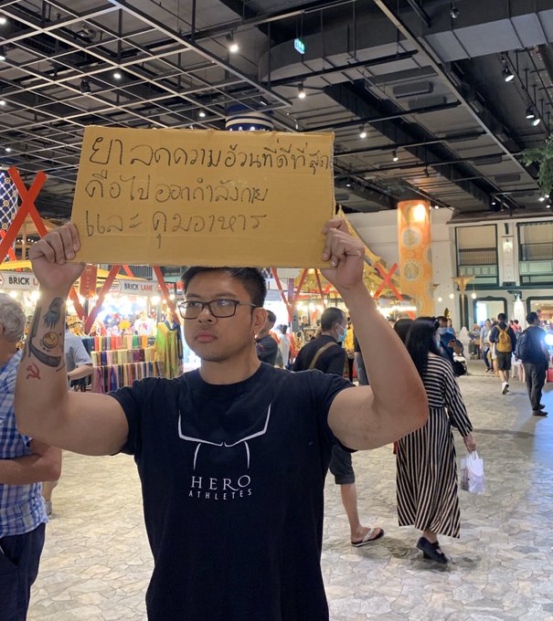 ต้องให้มายืนบอกแบบนี้ใช่มั้ย ถึงจะเข้าใจกัน ซื้อกันอยู่นั่นแหละ ยาลดความอ้วน อาหารเสริมลดความอ้วน   #heroathletes #dudewithsign<a href="/tag/heroathletes"class="tags"><span>#heroathletes</span></a><a href="/tag/dudewithsign"class="tags"><span>#dudewithsign</span></a>