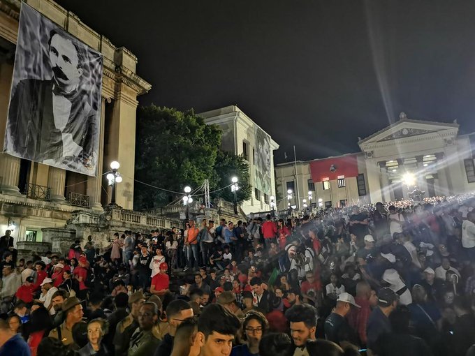 FeuCuba's tweet photo. #SomosFEU ❤🇨🇺| Como cada 27 de enero se agranda la escalinata. Un mar de jóvenes empuñando sus antorchas hacen suyo el pensamiento martiano #MarchaDeLasAntorchas #DesagravioAMartí 
📷 @CubaMINREX https://t.co/VCP90tLYkt