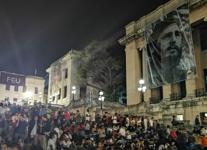 FeuCuba's tweet photo. #SomosFEU ❤🇨🇺| Como cada 27 de enero se agranda la escalinata. Un mar de jóvenes empuñando sus antorchas hacen suyo el pensamiento martiano #MarchaDeLasAntorchas #DesagravioAMartí 
📷 @CubaMINREX https://t.co/VCP90tLYkt