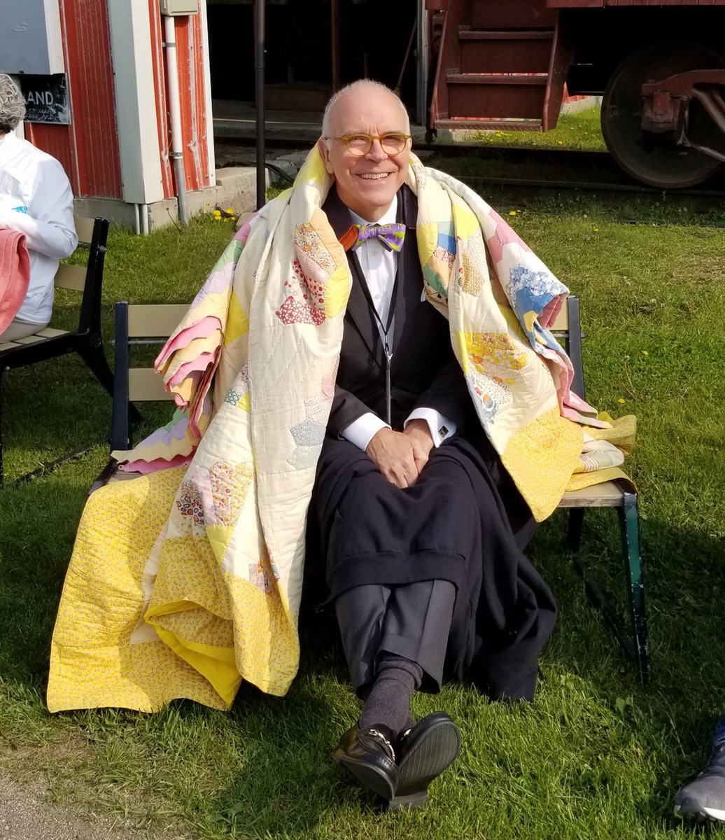 JoelBohy's tweet photo. It was cold that morning at Fargo! Lark needed a quilt to stay warm! https://t.co/A8R07PTALX
