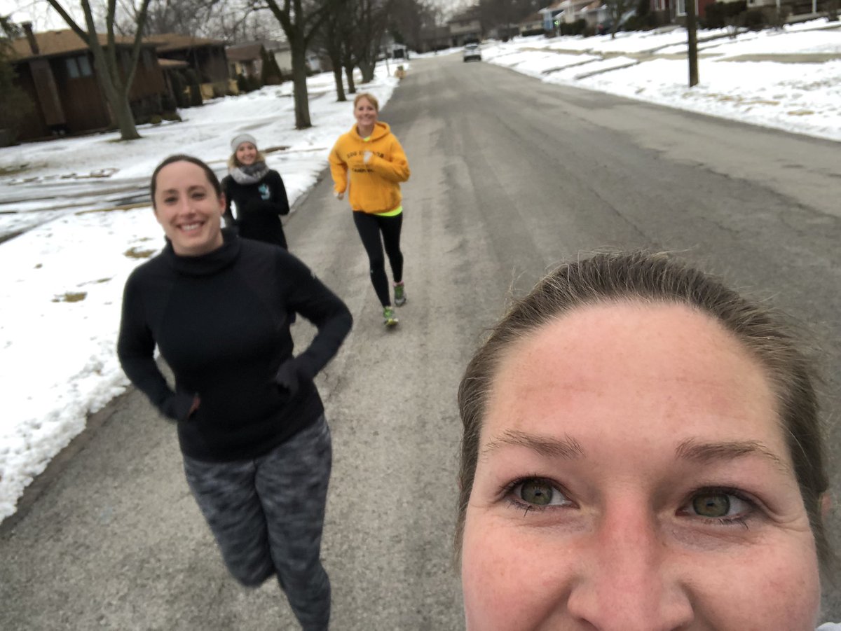 SuzyJacobsOT's tweet photo. Oakwood Staff Rec Club is starting their Monday off right by walking/jogging after school! #OWbears #sd113a @TeacherFit19 https://t.co/3iLVrxXLZ4