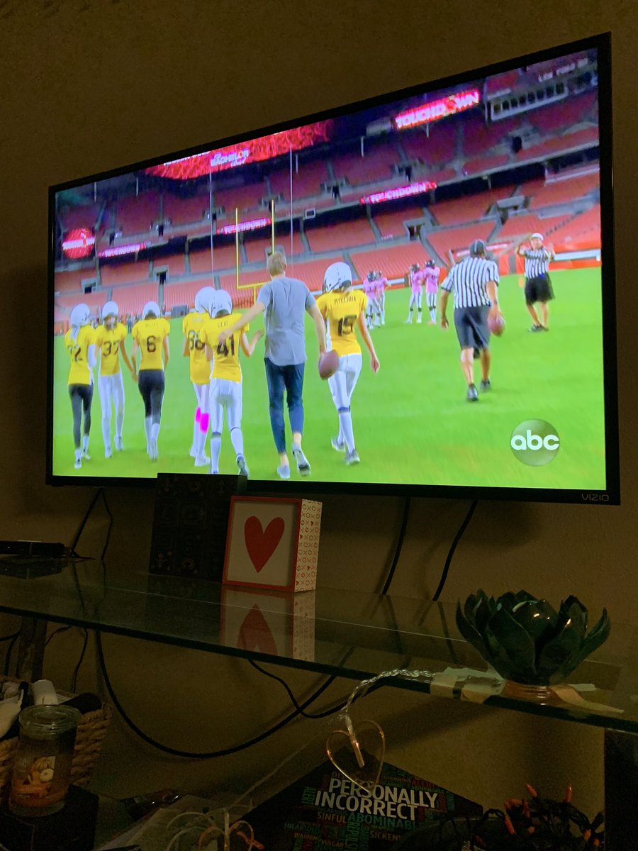 ArielSmock's tweet photo. I’m going to tell my kids this was Super Bowl 2020 #TheBachelor https://t.co/BkVXQDvOG3
