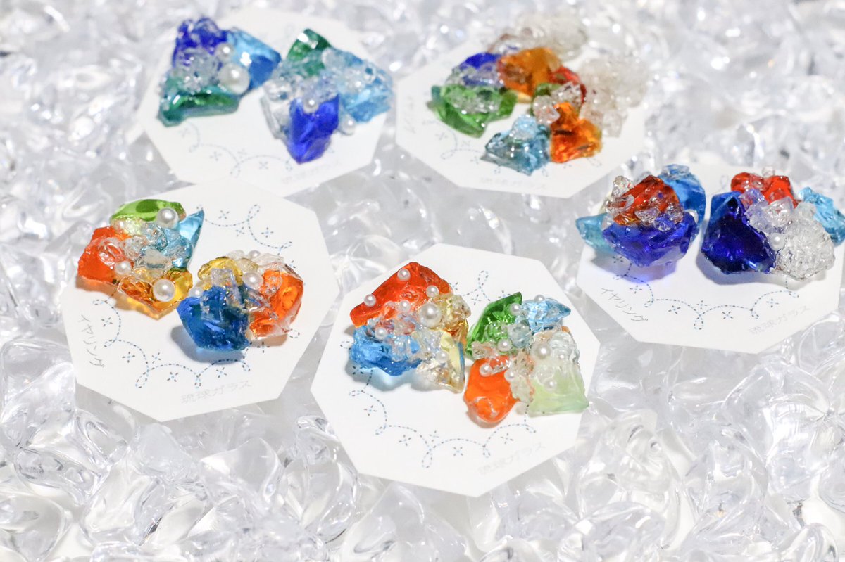 colorpie___'s tweet photo. 琉球ガラスを使って飴細工ようで氷のようなアクセサリーを作っています🍬

太陽に当たるとキラキラ輝いて目を惹きます🧊

下北沢の素今歩さんに委託販売させていただいて今年で6年目です

ありがとうございます💍@Lupopo_cafe https://t.co/m5thuHdKNc