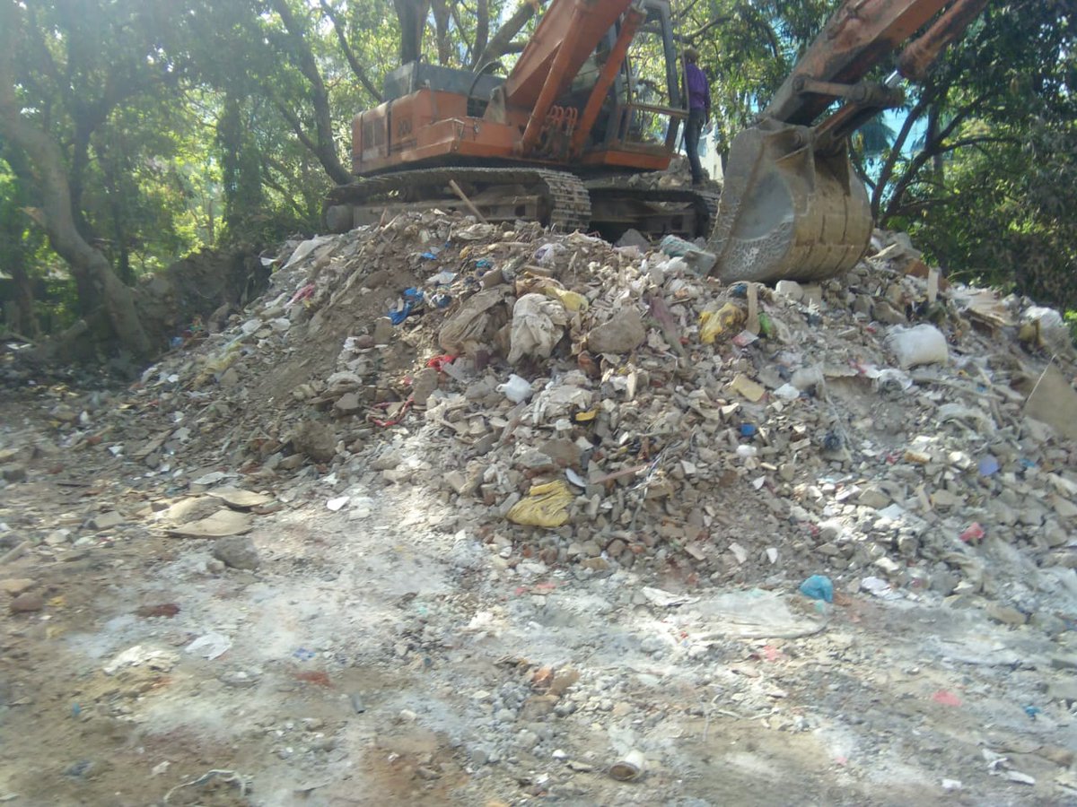 Andheritak's tweet photo. @mybmc @mybmcSWM Pls take action & suspend @mybmcwardKW #Vishvasmote #Surajbangar for not taking action & not providing Justice 2 Local residents & helping illegal Dumping Mafia"Delay in Justice means Justice Diened. #FunrepublicLane ,Veera Desai Rd @PMOIndia @CMOMaharashtra https://t.co/r4OxpFUaa8