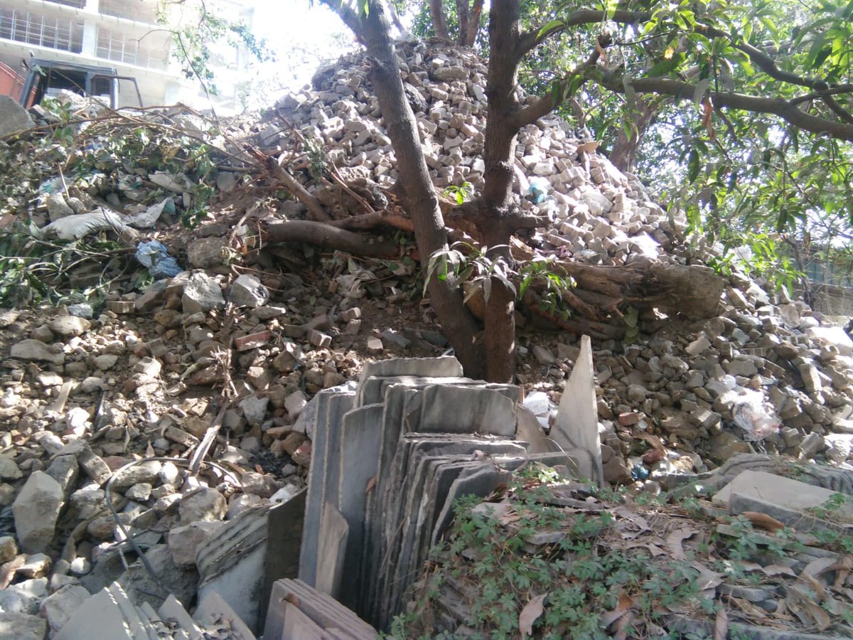Andheritak's tweet photo. @mybmc @mybmcSWM Pls take action & suspend @mybmcwardKW #Vishvasmote #Surajbangar for not taking action & not providing Justice 2 Local residents & helping illegal Dumping Mafia"Delay in Justice means Justice Diened. #FunrepublicLane ,Veera Desai Rd @PMOIndia @CMOMaharashtra https://t.co/r4OxpFUaa8