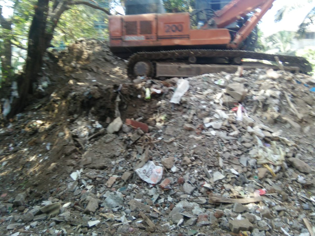 Andheritak's tweet photo. @mybmc @mybmcSWM Pls take action & suspend @mybmcwardKW #Vishvasmote #Surajbangar for not taking action & not providing Justice 2 Local residents & helping illegal Dumping Mafia"Delay in Justice means Justice Diened. #FunrepublicLane ,Veera Desai Rd @PMOIndia @CMOMaharashtra https://t.co/r4OxpFUaa8