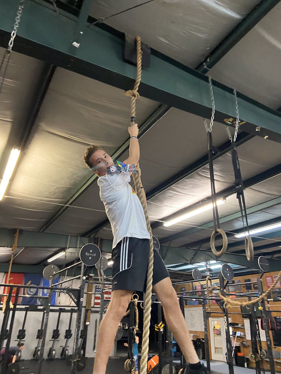 TeachGolden386's tweet photo. Flat Knight traveled to CrossFit Port Orange with our classroom volunteer, Mrs. Jarrell. They love keeping their mind AND muscles fit!  #VCSCLW2020 @HHSK8Knights https://t.co/kPM7zX5ueD