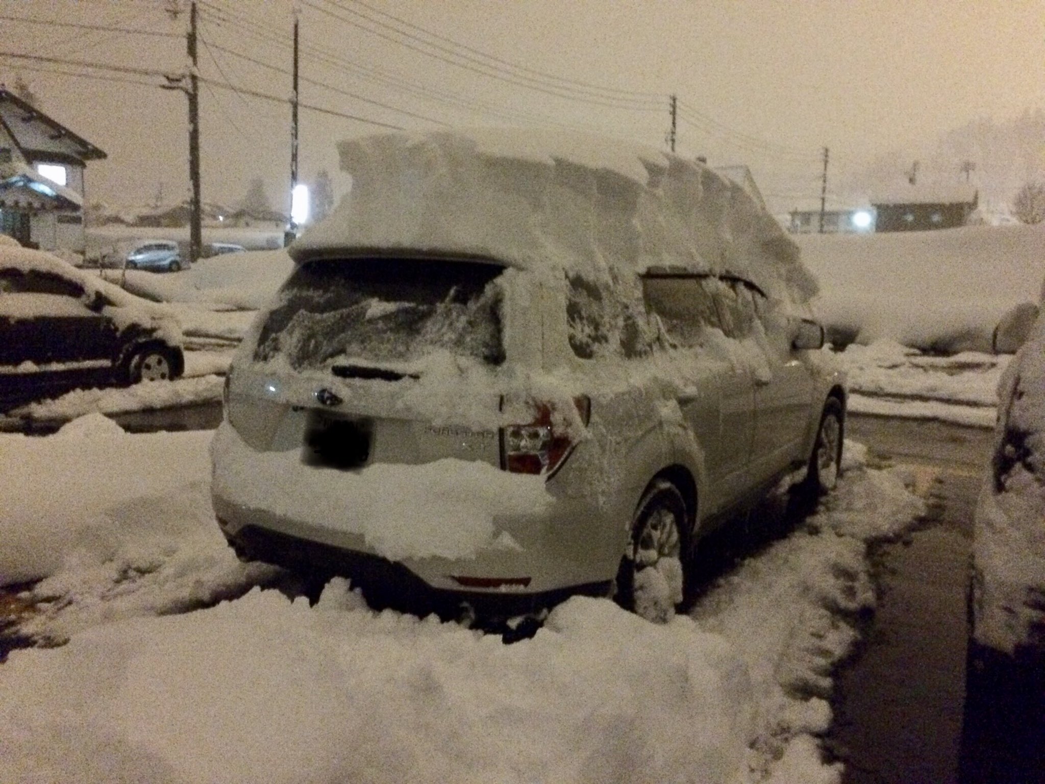 赤い女ライダーまっつん 雪降っているのでワイパーの話 ワイパー を立てないとゴムがガラスに凍り付き 痛んだり動かなくなります これは車を温めれば溶けて解決します ワイパーを立てると重たいドカ雪 で根元から折れます 新潟にいたころワイパーが折れた
