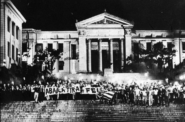 🔥| Así ⬇️⬇️ se veía la escalinata hace 67 años. 
Tampoco lo dejaremos morir en esta víspera, cuando juramos profesar un eterno #DesagravioAMartí 
.
.
.
#MarchaDeLasAntorchas #SomosFEU