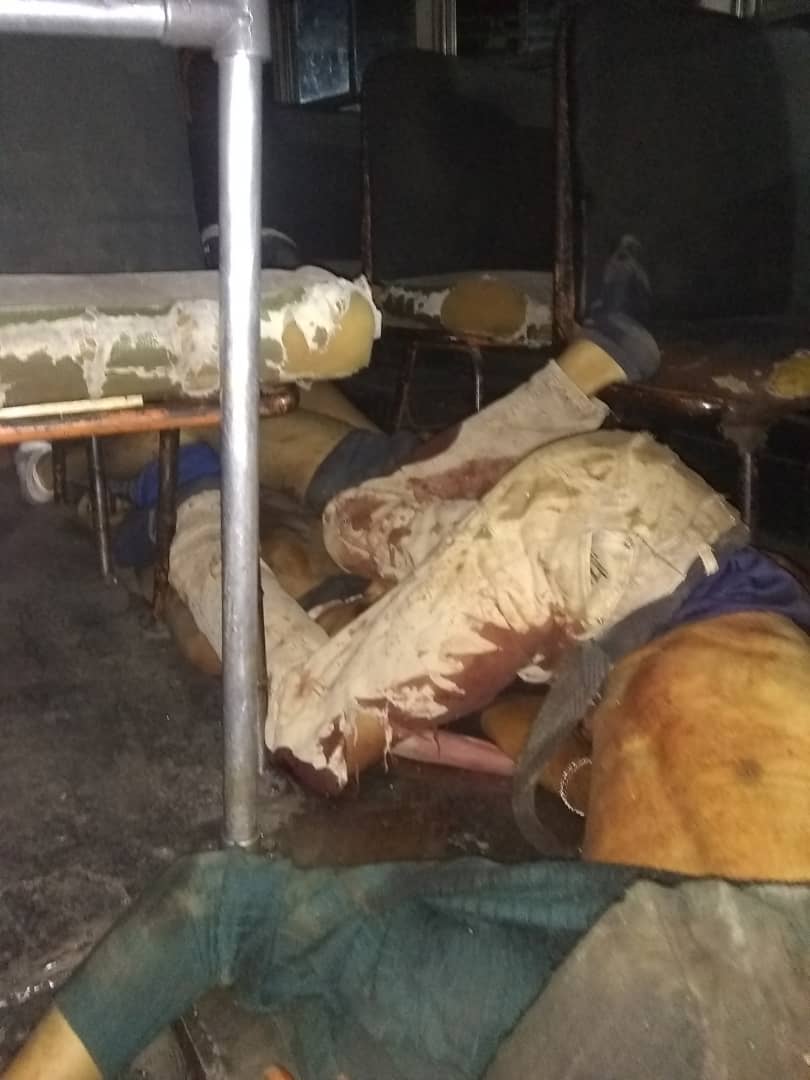 rcamachovzla's tweet photo. #Caracas Ingresaron 4 cadáveres al hosp Perez de León proveniente de la zona 10 de José Félix Ribas, Petare. Los cuerpos fueron subidos a una unidad colectiva por una gran cantidad de sujetos armados, y bajo amenazas, obligaron al chófer a llevarlos hasta el hospital. Uno de los https://t.co/IGepvfQhHH