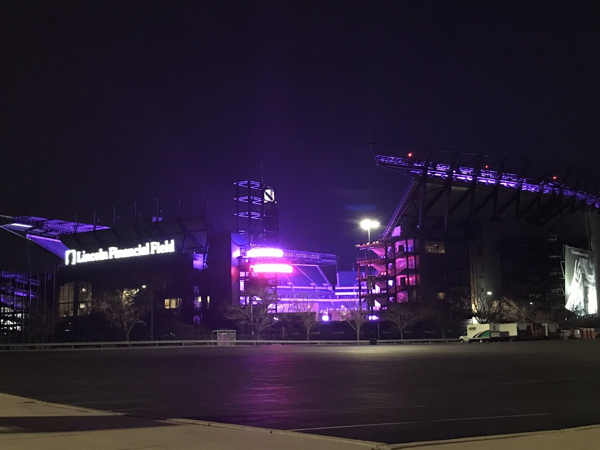JClarkNBCS's tweet photo. Philly is lit purple tonight for Kobe

Remembering him in his hometown

#RIPMamba 🙏🏼💜 https://t.co/vuc6yucBvx