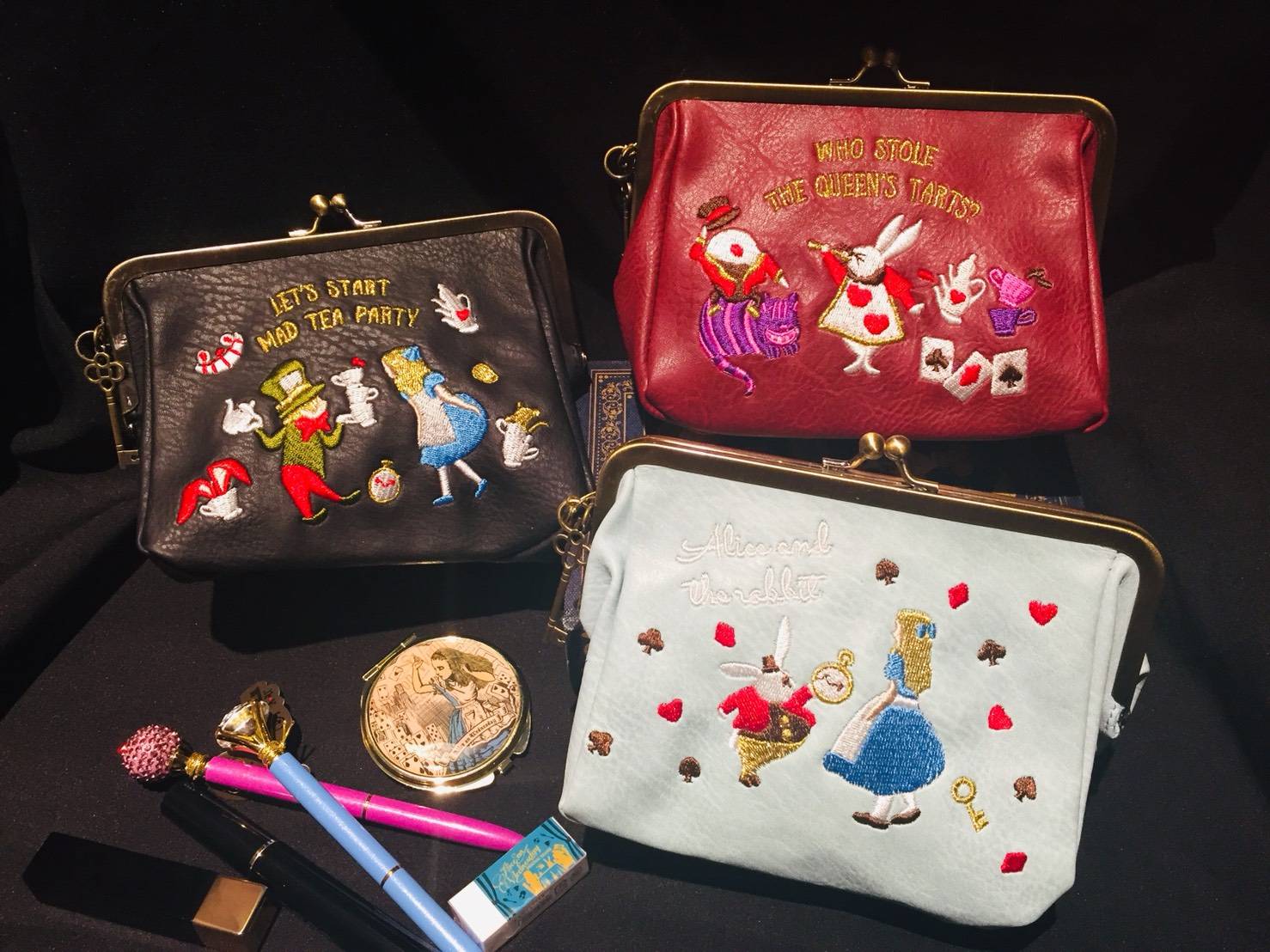 アリス 手刺繍のポーチ 新品未使用 】ディズニー 不思議の国のアリス サガラ刺繍ポーチ