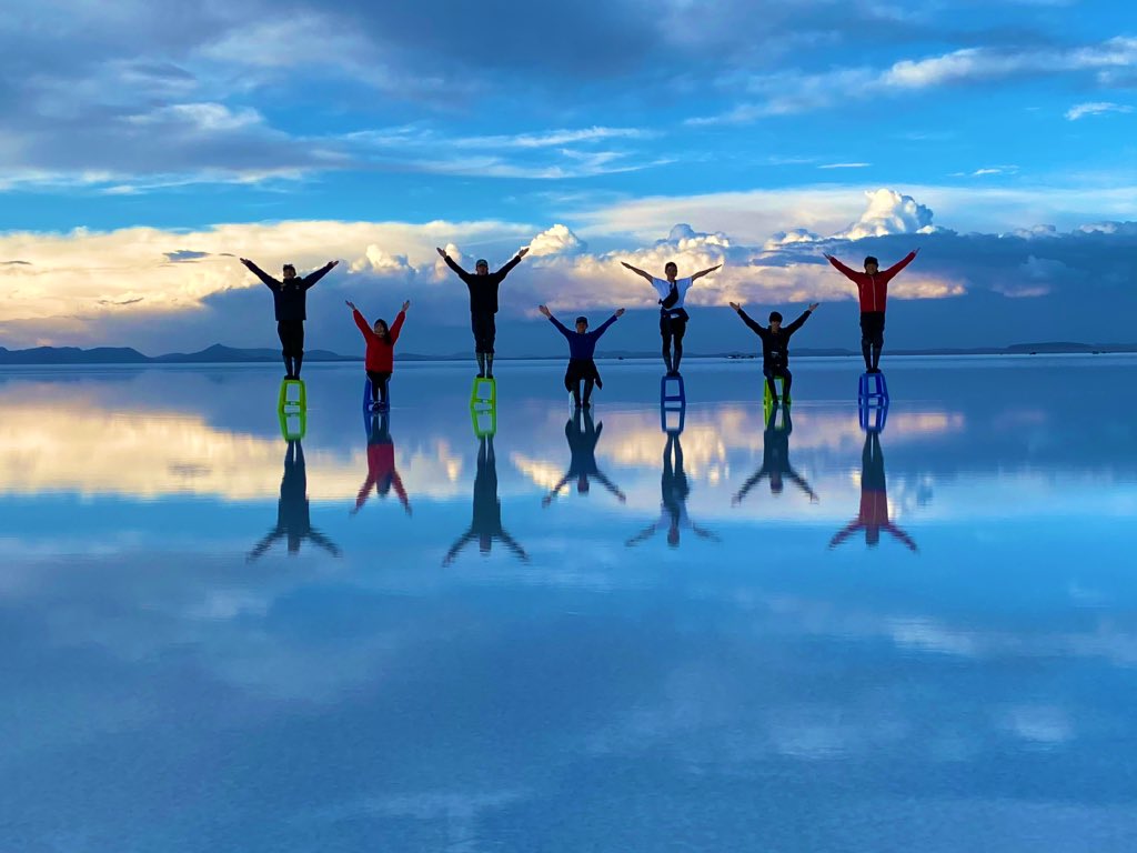 じゅんじゅん どの時間帯に行っても ウユニ塩湖は最高でした 鏡張りの景色が見られるのは12月 3月までの雨季で 綺麗な鏡張りが見られる確率が高いのは1月2月みたい でも 地球温暖化の影響なのか雨が全然降ってないから水が少ないらしい