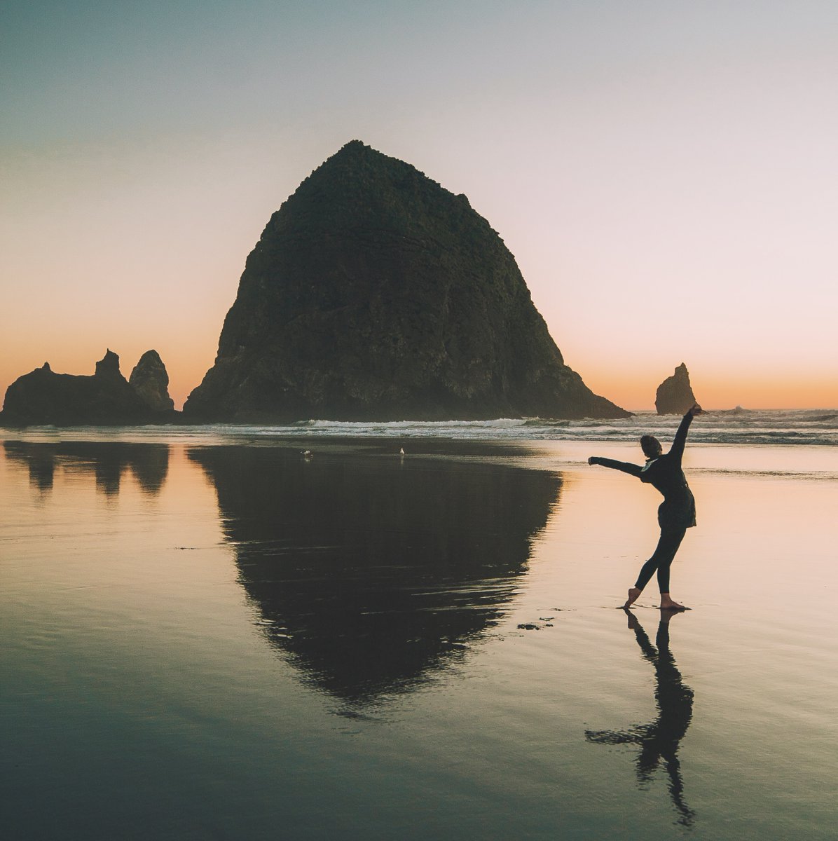 Travel to #Oregon this spring and explore the adorable town of #CannonBeach, walk the wide stretch of sand on its coast, then spend the night at our charming Red Lion Inn &amp; Suites Seaside! bit.ly/2RNZKHt