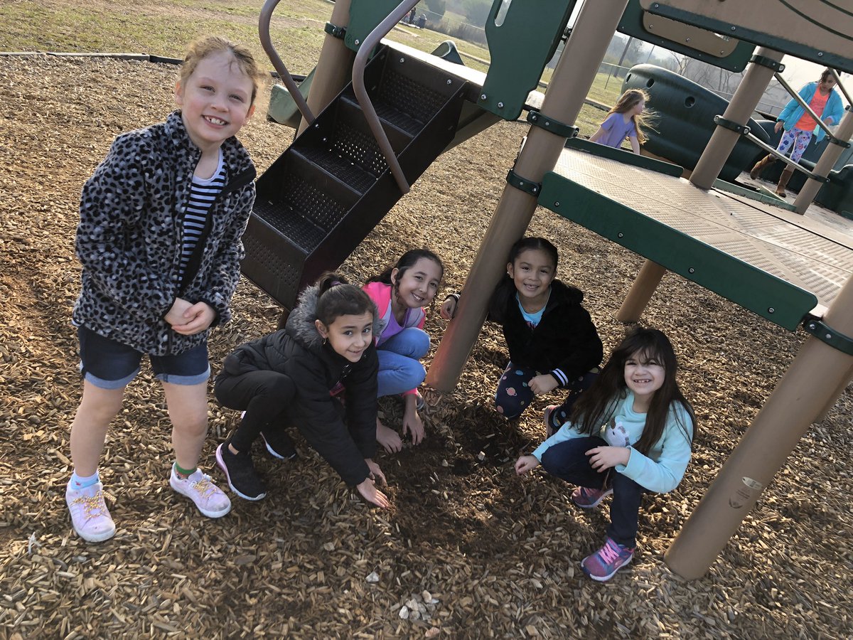 AllisonGummelt's tweet photo. All smiles because it was warm enough to be outside for our early morning recess! ☀️ @TobiasExplorers https://t.co/agPeu7kQKp
