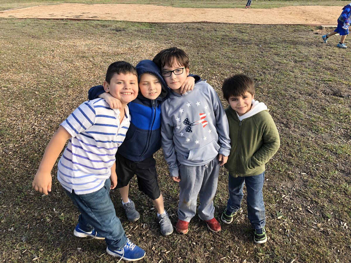 AllisonGummelt's tweet photo. All smiles because it was warm enough to be outside for our early morning recess! ☀️ @TobiasExplorers https://t.co/agPeu7kQKp