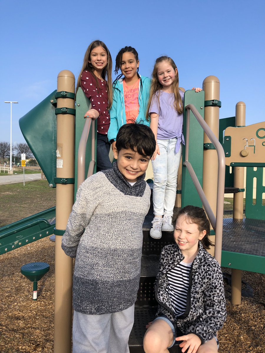 AllisonGummelt's tweet photo. All smiles because it was warm enough to be outside for our early morning recess! ☀️ @TobiasExplorers https://t.co/agPeu7kQKp
