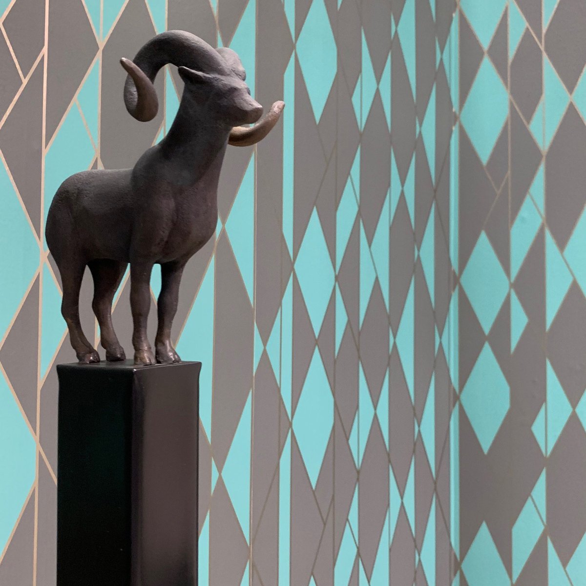 WesternDesign's tweet photo. Every year we are fortunate to feature the design work of some of the very best in the industry in our Designer Show House. The work of #NannetteMattei, from last year, featured a bold, contemporary space with walls to be remembered. https://t.co/xF6pQrM3kh