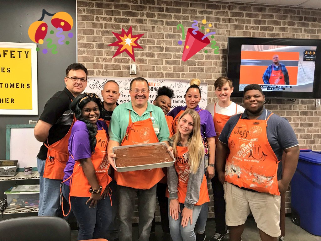 Paul_H_Malone's tweet photo. Showing our appreciation to our evening team tonight! Thanks for everything you do for our customer's!! Great Job Team!! @EfrenExports @tkanatzarHD https://t.co/4eZQBcM83q