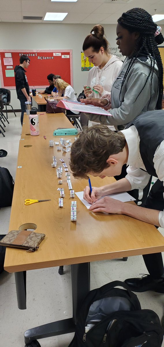 stokes_suzanne's tweet photo. NCCA forensic associates collaborating and using critical thinking skills in an RFLP DNA Lab simulation #myncca #ncca212 #nccapride #ccrtl #nccsbethebest @TasiaEllis https://t.co/elv3efab7b