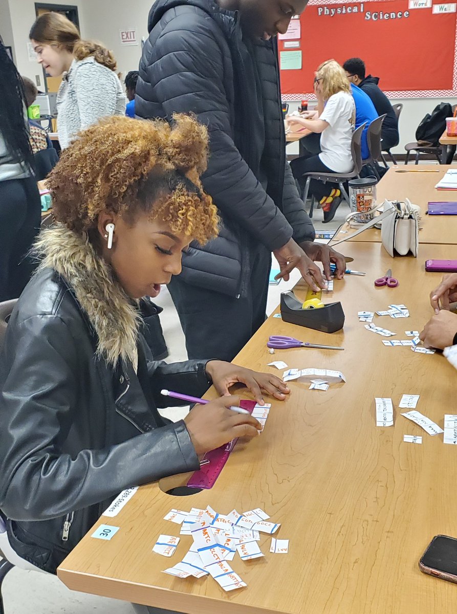 stokes_suzanne's tweet photo. NCCA forensic associates collaborating and using critical thinking skills in an RFLP DNA Lab simulation #myncca #ncca212 #nccapride #ccrtl #nccsbethebest @TasiaEllis https://t.co/elv3efab7b