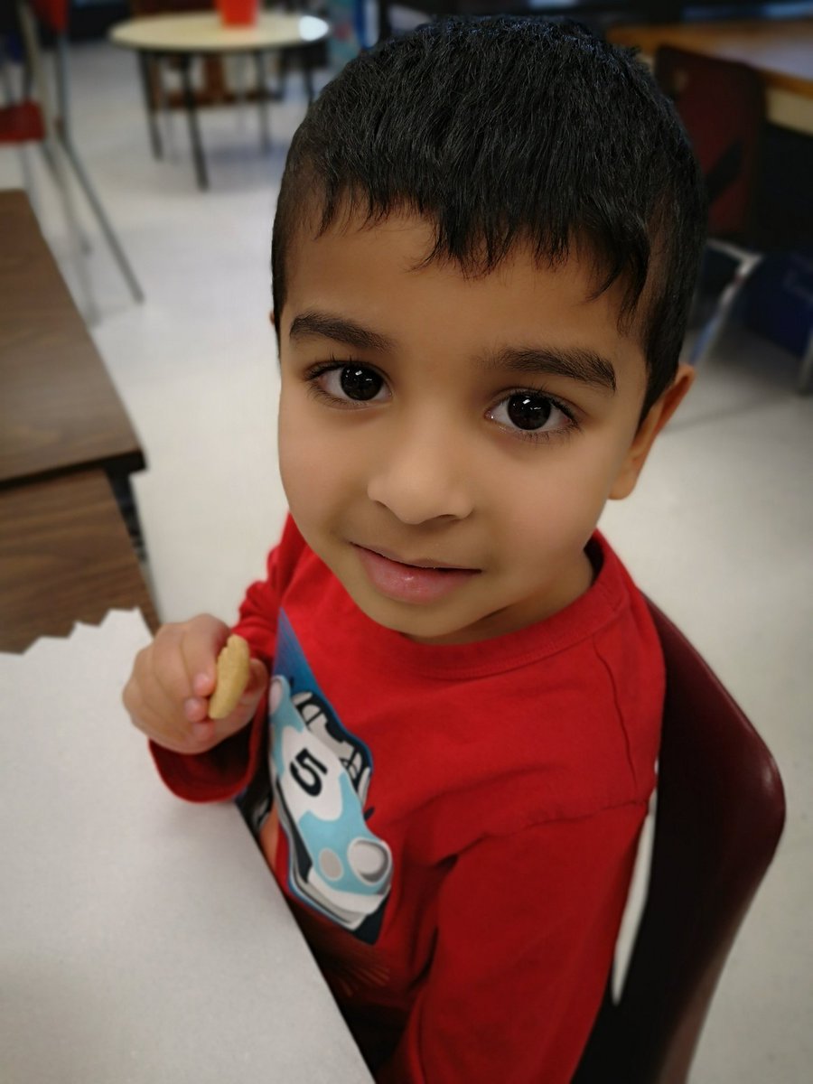 KinderKollegePS's tweet photo. This afternoon's letter for Alphabet Snack was "Vv" and Daemiyon brought in a very tasty snack: Vanilla Bear Paws and vanilla yogurt drinks!
#AlphabetSnack2020 #alphabet #snackgram https://t.co/rE8HRGf7sz
