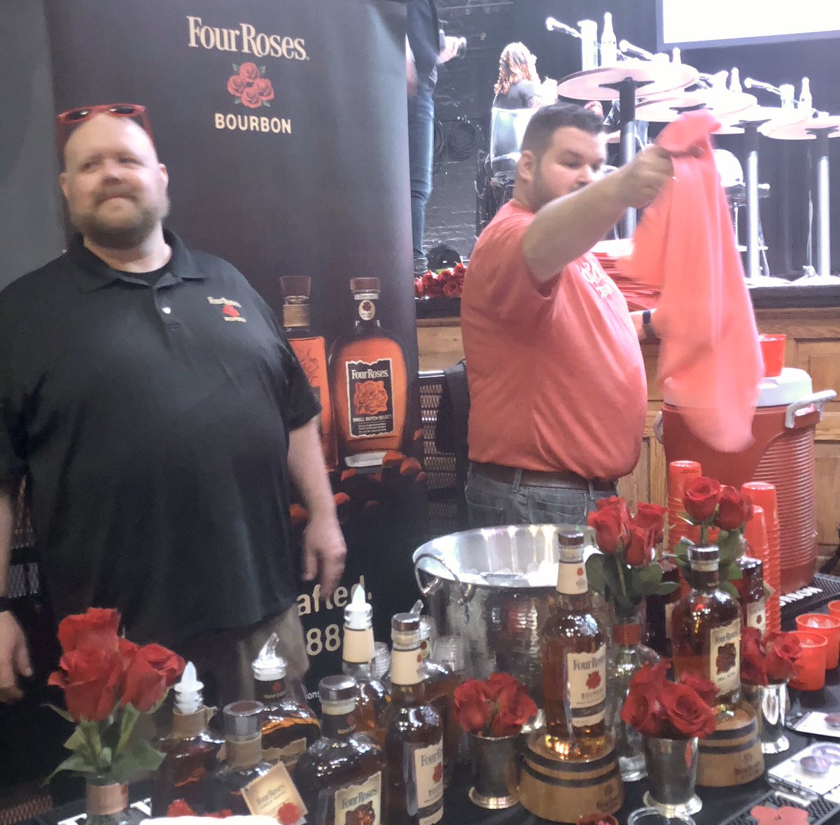 Culture_Content's tweet photo. Proud to support @Speed_Rack & our friends at @4RosesBourbon! Saw lots of great friends in the industry! ❤️ #BacktheRack #SpeedRack #speedrackMW #speedrackchi #culturecontent #fuckcancer #fourrosesbourbon #chicago #chicagobars #cocktailcompetition #bloodymarychi https://t.co/fMkUPXACzU