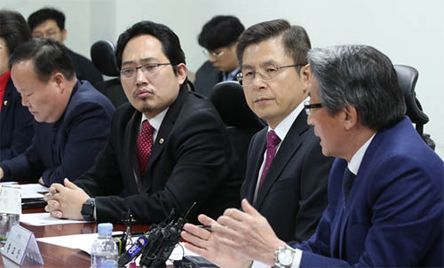 황교안 ‘비례대표설’에 우상호 “비례가 험지인가?” 돌직구
#고발뉴스   bit.ly/2t2RRU1
#대통령의7시간_IPTV상영개시 bit.ly/35h5L3b