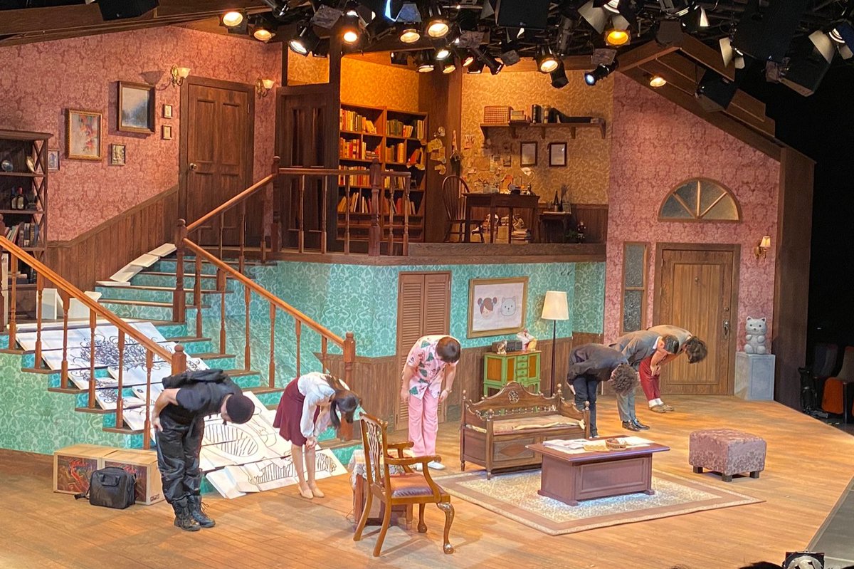 연극 <도둑배우>와 함께 해주신 모든 분들께 감사 드립니다 🙇‍♀️
하나 또 두리처럼, 여러분에게도 #도둑배우 가 웃음이었고 행복이었기를 🙏

goodbye 도둑배우
2019.11.9-2020.1.27
아직 끝나지 않았다냐옹😿

#이한위 #권혁준 #병헌 #김영한 #김가은 #김소민 #김지훈 #류성훈 #황성대 #정근 #장원령