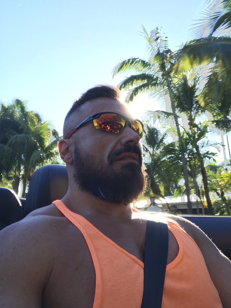AJoeBlaine's tweet photo. This weekend was almost perfect weather wise. The beach called to me all weekend and I heeded the call. Too bad I had to leave the beach as the sun was going down, but definitely remember why I moved here! #Bearedmen #SaltLife #DroptopLiving #beachlife https://t.co/Rjwdz7V9y5