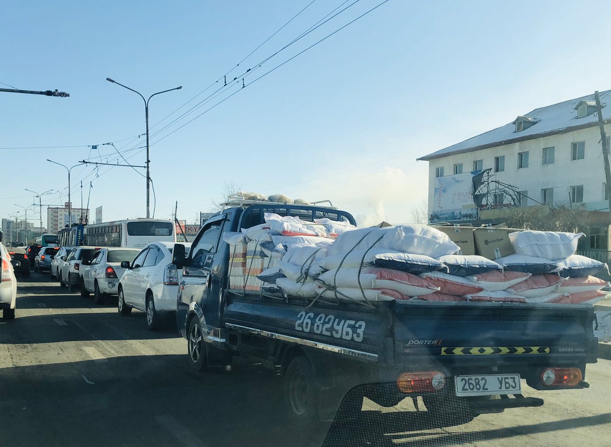 Бүр ингээд ачаад явж бна цаана чинь