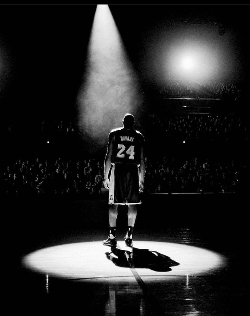 cepd_10's tweet photo. "You asked for my hustle, I gave you my heart" 

Me rompe el corazón y el alma,  saber que una de las razones por las que me enamore del basketbol eternamente se haya ido, tú me enseñaste a nunca rendirme y a siempre dar lo mejor de mi mismo

GRACIAS KOBE BRYANT , TE AMO 💛💜🐍🙏 https://t.co/rUSNLqCmy4