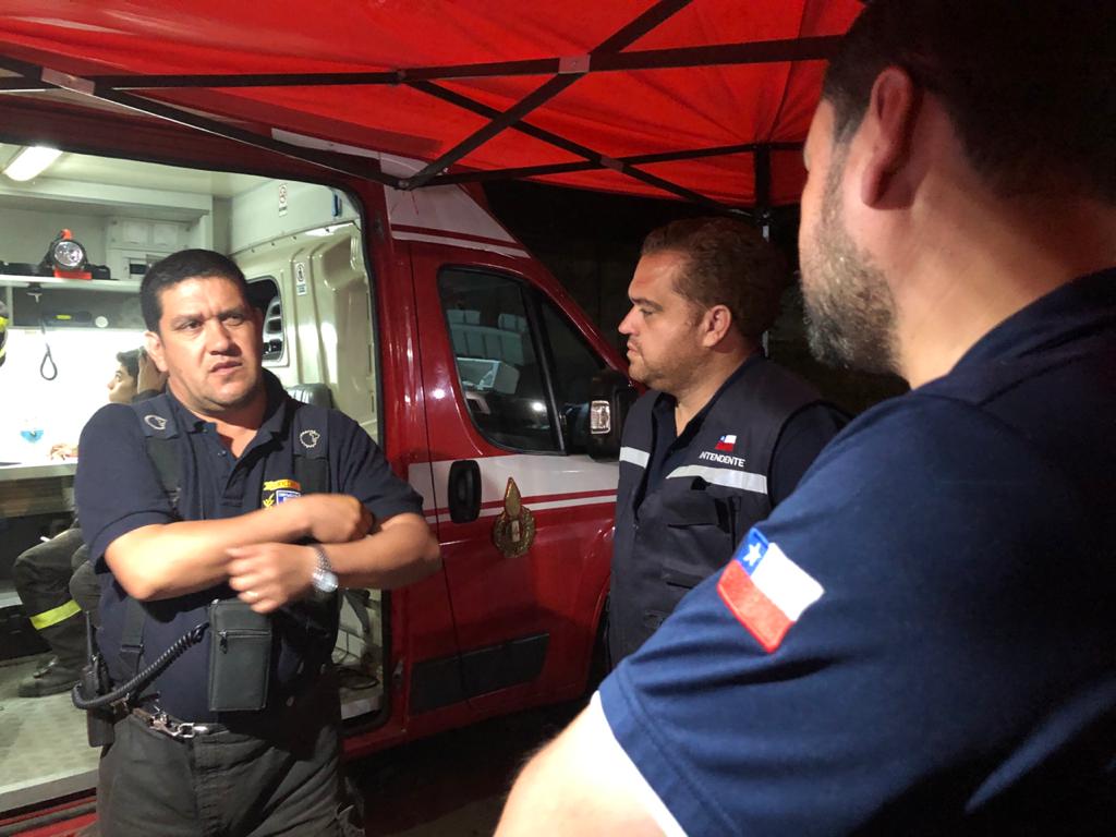 sgiacamang's tweet photo. En el puesto de mando en la Municipalidad de Chiguayante, visitando a los bomberos que trabajan durante toda la noche y sin tregua para combatir los #incendiosforestales. De una u otra forma, toda la comuna está apoyando la labor de voluntarios y brigadistas. https://t.co/wvIzOMFgRE