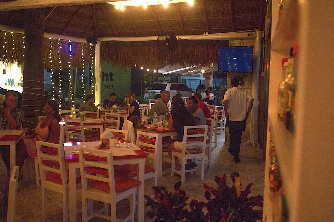 VagaPlaya's tweet photo. Another wonderful Sunday evening of music, courtesy of the very talented band New Crazy Company! We have live music all week, join us at our location on Calle 38 and Calle Flamingos.
#PlayaDelCarmen #RivieraMaya #livemusic #jazz #swing https://t.co/j6g9t6ADwq