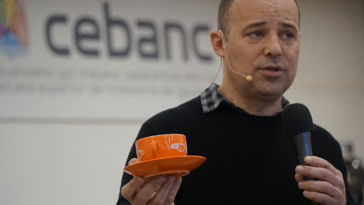 CEBANC's tweet photo. El color naranja de las tazas de @kikarakada simboliza el color de los chalecos salvavidas, a menudo falsos, con los que llegan los/as migrantes a #Lesbos #emprendimientosocial @PROMISEproject2 https://t.co/3tDky2wSoq