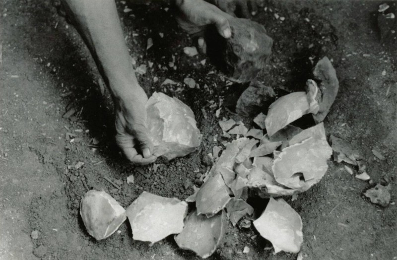 Black and white photo showing chert nodule brown up into smaller, usable flint pieces