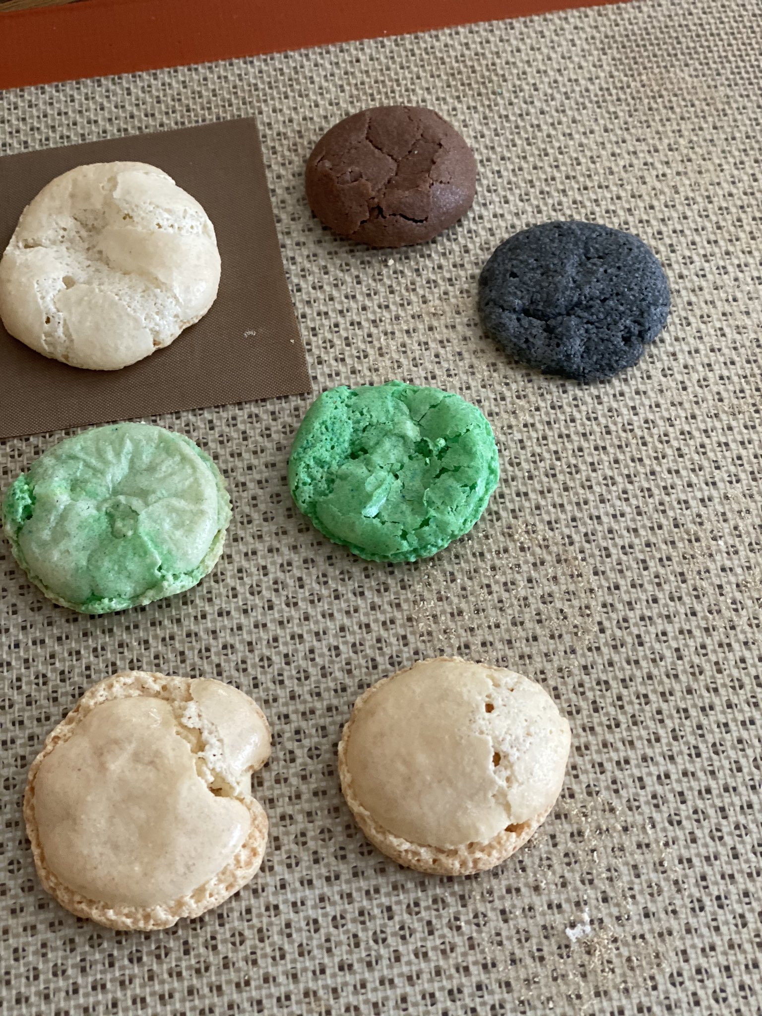 えもじょわ On Twitter メレンゲ無し乾燥無しマカロン 何回も作ったけど結局ダメだった 普通のマカロン分量じゃないからなぁ メレンゲ無し 混ぜるだけレシピでも乾燥は必要なレシピになりそうです 昨日は雨で湿度88 だったけど 1時間で乾燥するのでまぁいいかな