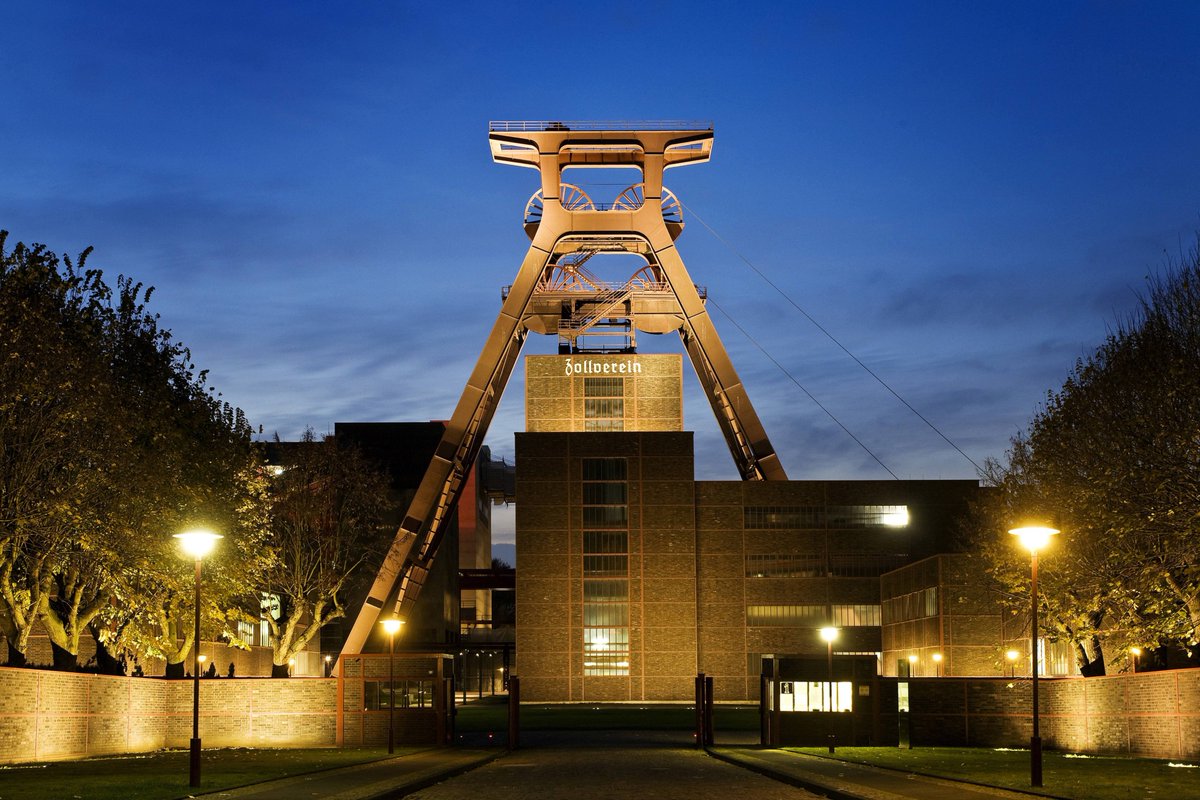 GermanyinOman's tweet photo. Et kütt wie et kütt. After our trip to the east last week, this #traveltuesday we'll be driving 🚌 westwards across the republic to #NorthrineWestphalia - Germany at its best! Here are #threereasons to visit NRW:
https://t.co/Hs5qQfbdN7 
📸©️: dpa/picture alliance https://t.co/lBcJvu2TPP