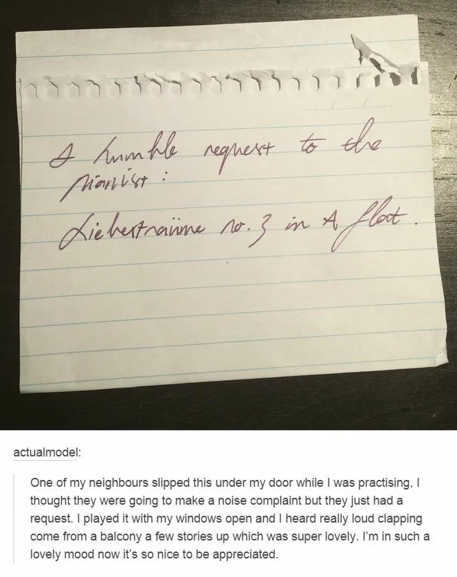 心温まる！ピアノの練習中ご近所さんがドアの下にメモを滑らせてきました！そこに書いてあったのは苦情ではなかった！