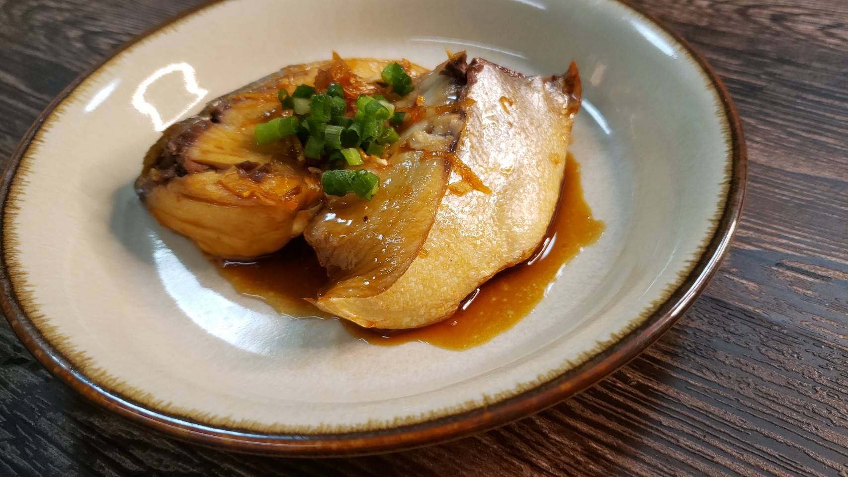 リュウジ 料理のおにいさんバズレシピ レンジでこんなにふっくら旨い煮付けが出来るのかと驚く仕上がりです 料理が不得意な方にこそ試してほしい レンジでブリの煮付け 容器にめんつゆ大2 酒小1 砂糖小1 生姜5g混ぜブリ160g入れ600w1分半 ひっ